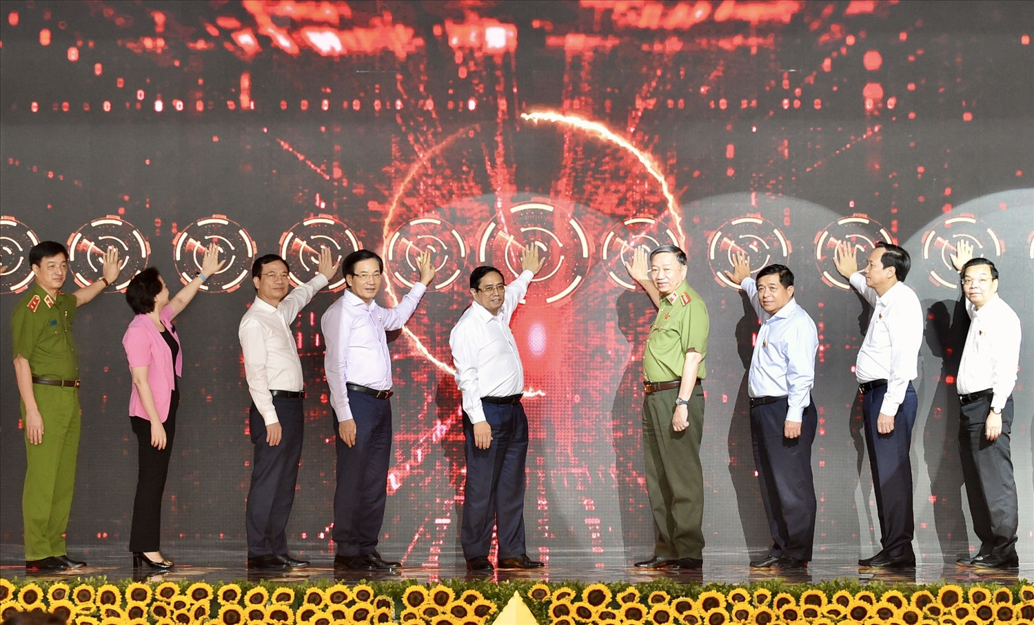 Thủ tướng Phạm Minh Chính và các đại biểu xác thực điện tử, kích hoạt vận hành chính thức hệ thống Trung tâm dữ liệu quốc gia về dân cư và hệ thống sản xuất, cấp và quản lý căn cước công dân - Ảnh: VGP/Nhật Bắc