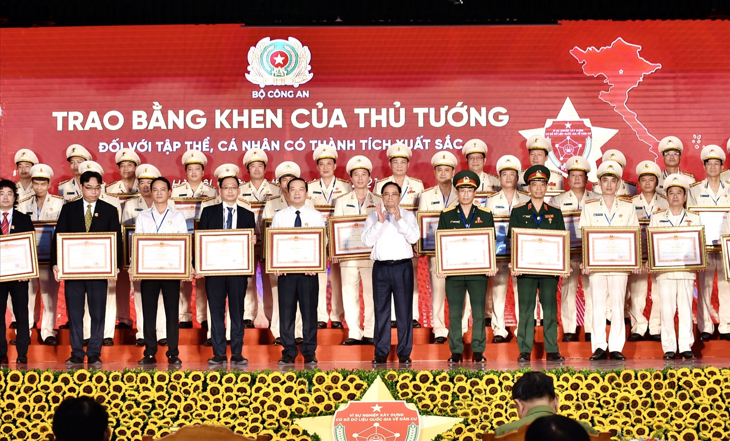 Thủ tướng Phạm Minh Chính trao Bằng khen cho các tập thể, cá nhân có thành tích xuất sắc trong xây dựng, triển khai hai dự án. - Ảnh: VGP/Nhật Bắc