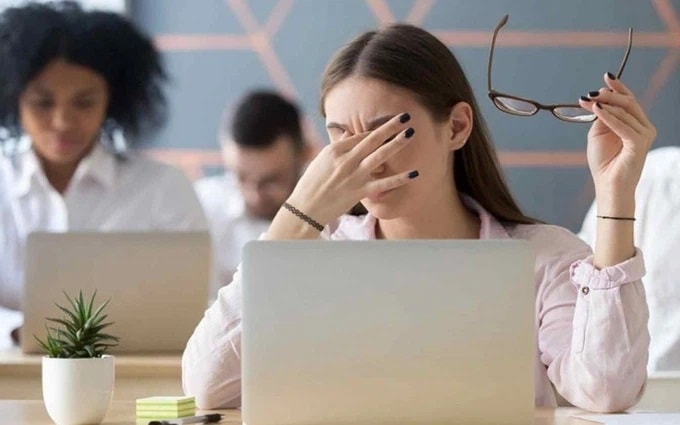 Lạm dụng máy tính, điện thoại dễ dẫn đến hội chứng thị giác màn hình