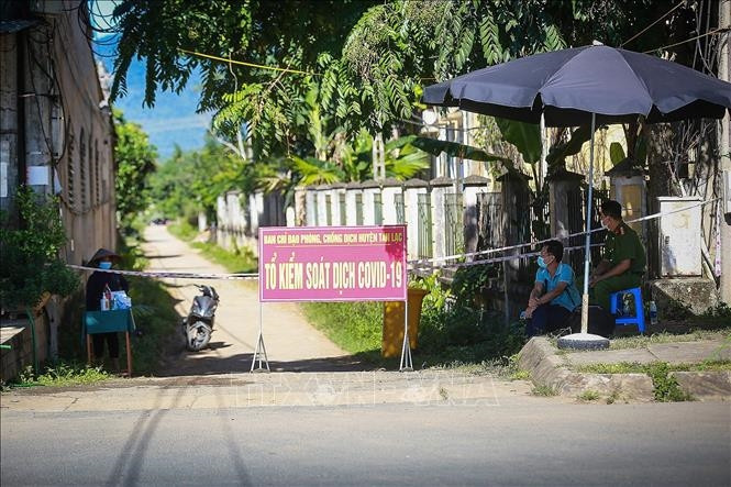 Lực lượng Công An tại Chốt kiểm soát thị trấn Mãn Đức, huyện Tân Lạc