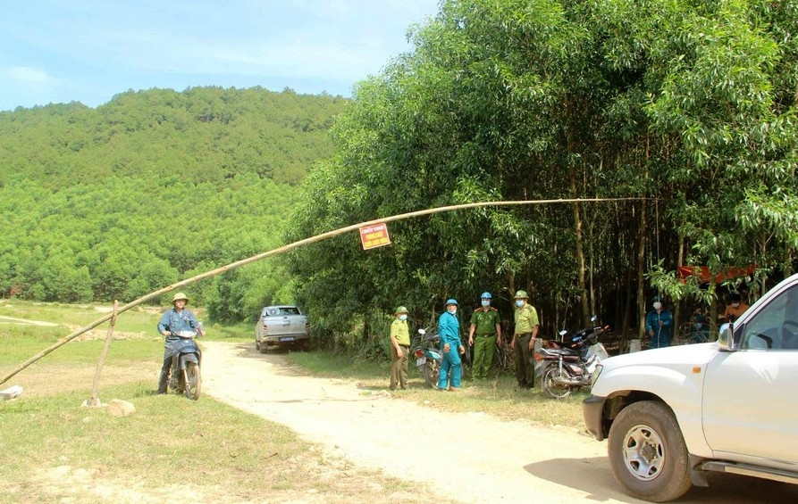 Các lực lượng trực chốt tại cửa rừng