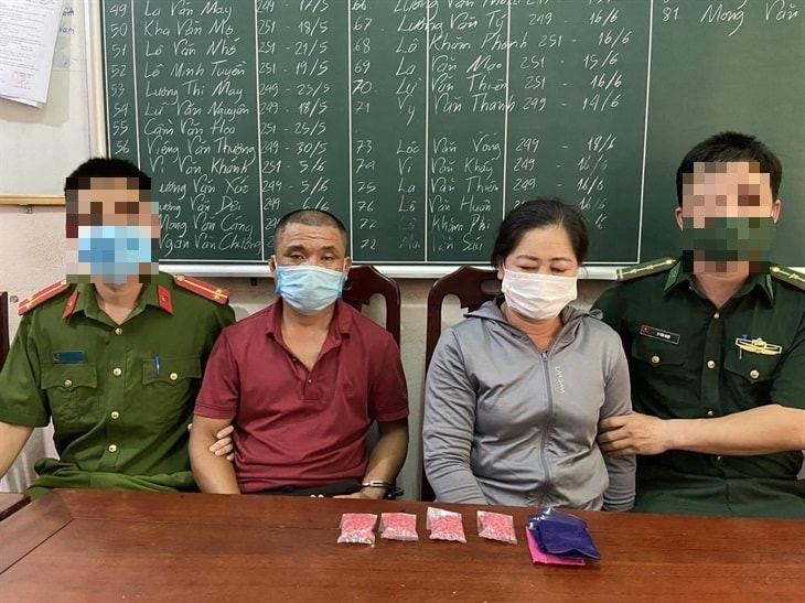Lực lượng phối hợp bắt giữ đối tượng Võ Văn Quang và Trần Thị Nguyệt về hành vi tàng trữ trái phép chất ma túy. Ảnh: Hùng Phong Lực lượng phối hợp bắt giữ đối tượng Võ Văn Quang và Trần Thị Nguyệt về hành vi tàng trữ trái phép chất ma túy. Ảnh: Hùng Phong