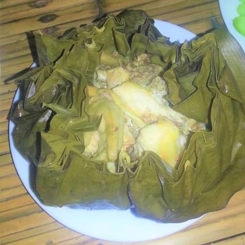 Món ăn cáy mon mọ thơm nức mùi gia vị, sóng sánh chút lớp mỡ vàng óng, ngầy ngậy của thịt gà mái non