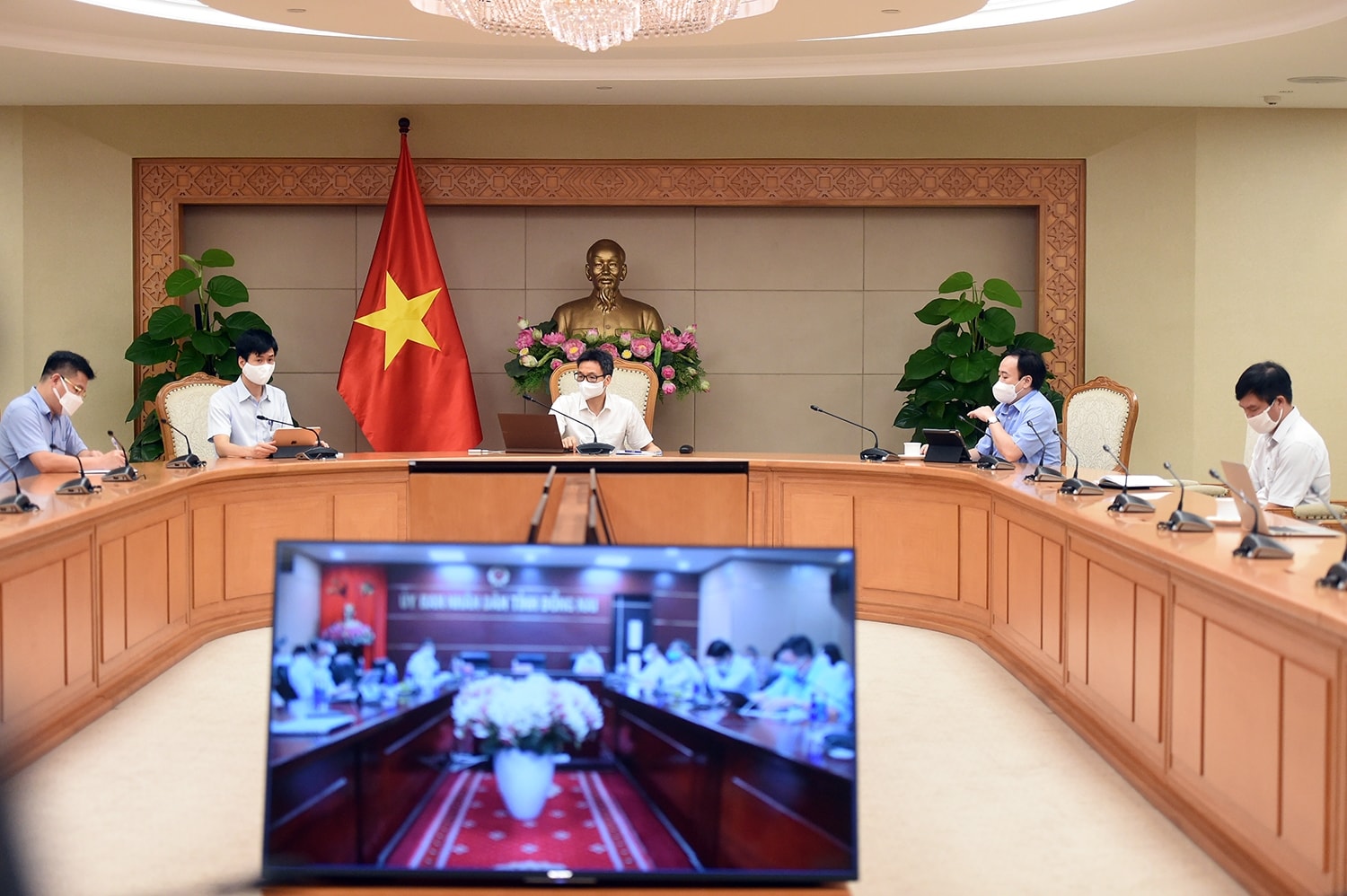 Toàn cảnh cuộc họp trực tuyến giữa Phó Thủ tướng Vũ Đức Đam, Trưởng Ban Chỉ đạo quốc gia phòng, chống dịch COVID-19 với tỉnh Đồng Nai về công tác phòng, chống dịch bệnh trên địa bàn. Ảnh: VGP/Đình Nam