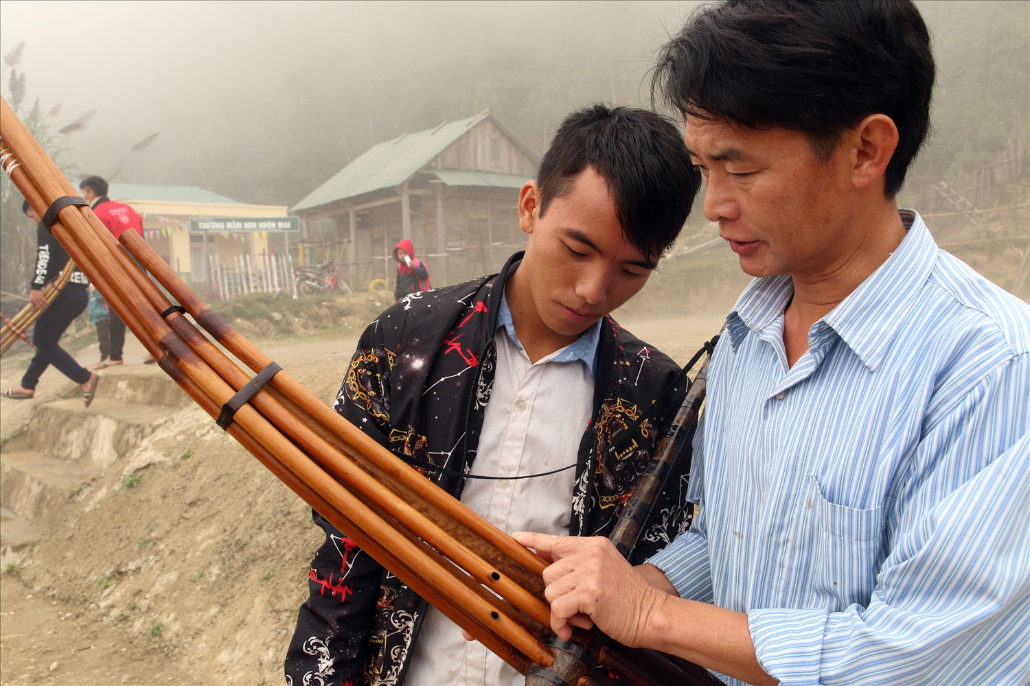 Nghệ nhân ưu tú Và Bá Đùa hướng dẫn cách thổi khèn cho các học viên.