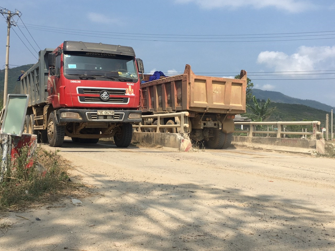 Bình Định: Xe quá tải tung hoành trên tỉnh lộ 639, coi thường sự an toàn của người dân 