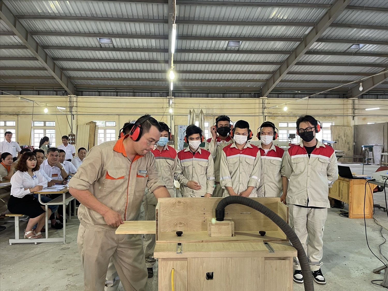 Một lớp học nghề Mộc dân dụng tại Trường Cao đẳng nghề Yên Bái