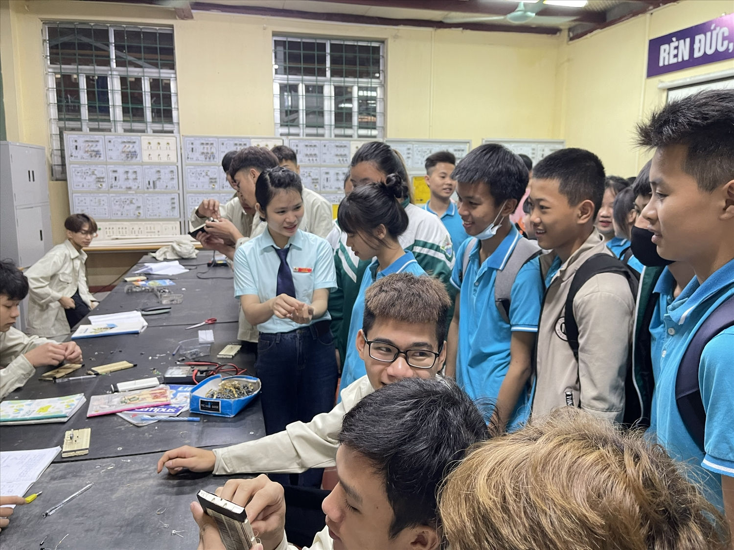 Các bạn học sinh THCS trên địa bàn TP Lào Cai đến trải nghiệm nghề nghiệp tại trường CĐ Lào Cai