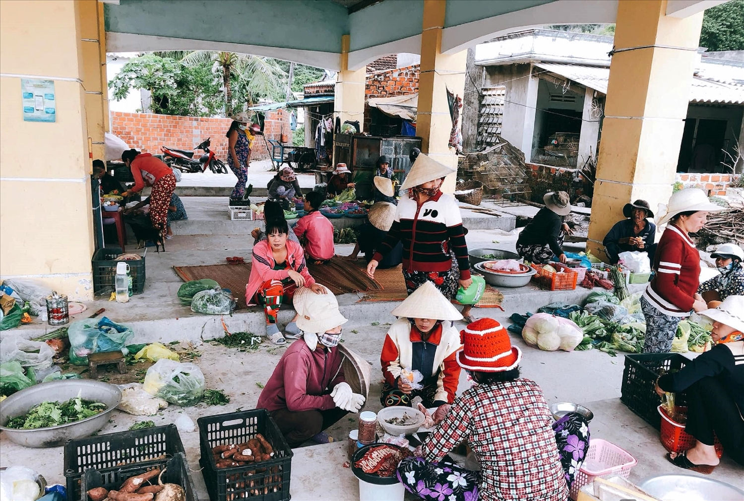 Chợ Nhơn Châu tấp nập người mua kẻ bán