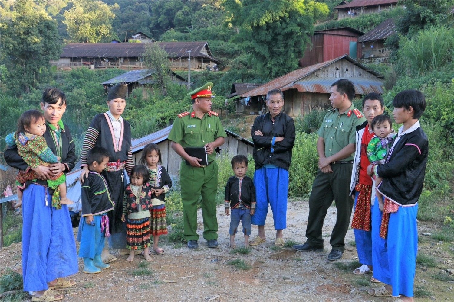 Công an tỉnh Lai Châu tổ chức tuyên truyền, vận động Người có uy tín tham gia phòng chống ma túy tại các xóm bản.