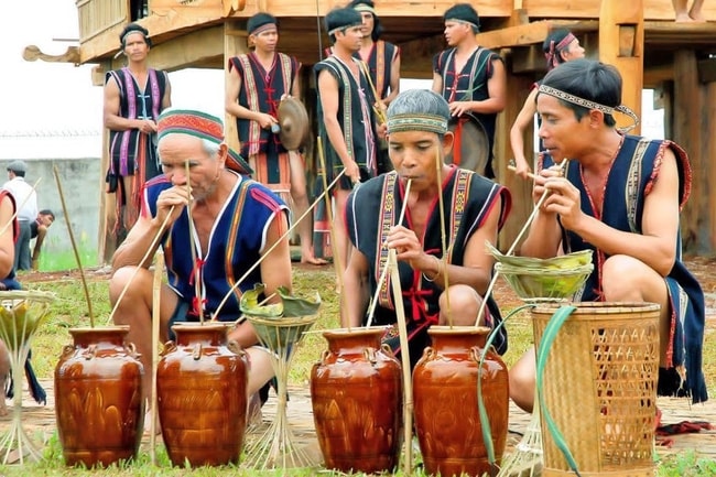 Rượu cần tham gia vào mọi sinh hoạt lớn nhỏ của cộng đồng. Ảnh: T.L Rượu cần tham gia vào mọi sinh hoạt lớn nhỏ của cộng đồng. Ảnh: T.L