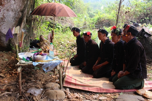 Lễ cúng rừng của đồng bào dân tộc Lự.
