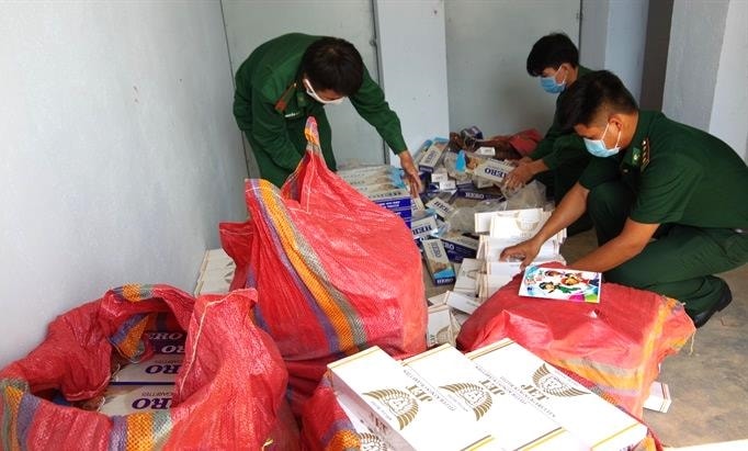 Các chiến sĩ Đồn Biên phòng Kà Tum kiểm điếm số thuốc lá vừa bắt giữ. Ảnh: Hải Bằng Các chiến sĩ Đồn Biên phòng Kà Tum kiểm điếm số thuốc lá vừa bắt giữ. Ảnh: Hải Bằng