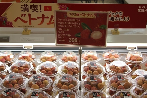 Vải thiều Việt Nam được bày bán tại siêu thị AEON Lake Town ở Saitama (Nhật Bản)