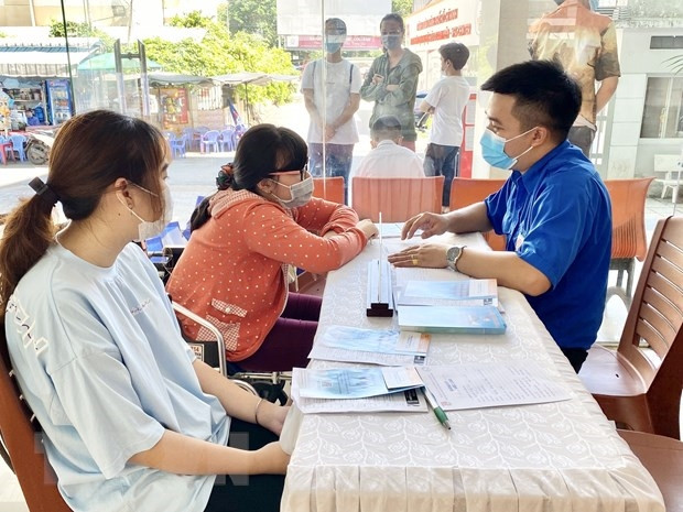 Người lao động tại TP. Hồ Chí Minh được tư vấn về việc làm và các khoá đào tạo nghề tại Chương trình  “Hỗ trợ việc làm lưu động cho người lao động bị mất việc do ảnh hưởng của dịch Covid-19”