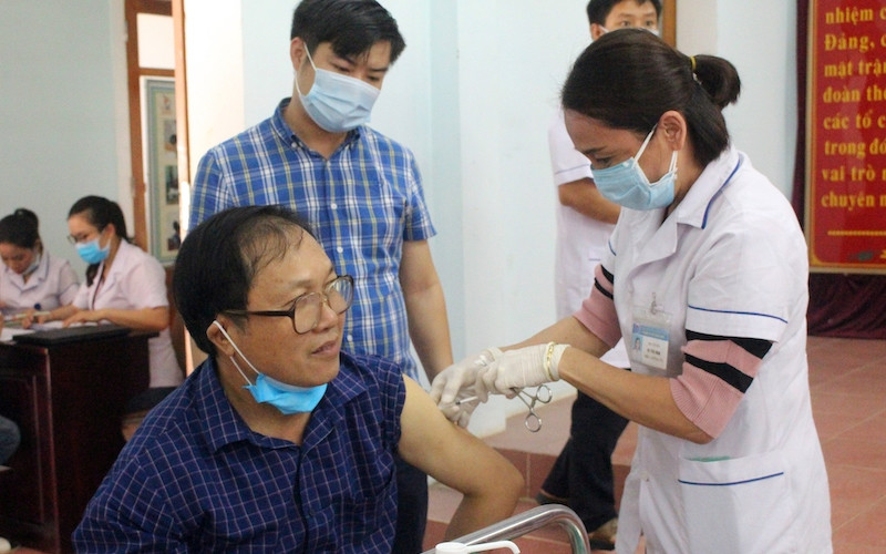 Tiêm vaccine ở Nghệ An