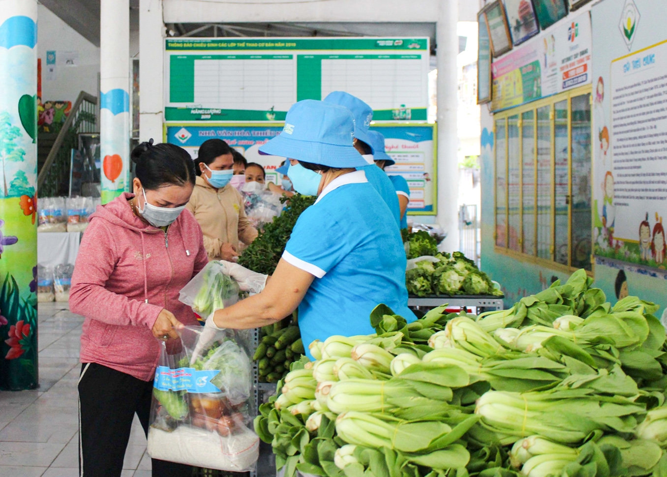 Trao tặng những phần quà ý nghĩa trong Ngày Gia đình Việt Nam cho các chị em hộ nghèo Trao tặng những phần quà ý nghĩa trong Ngày Gia đình Việt Nam cho các chị em hộ nghèo