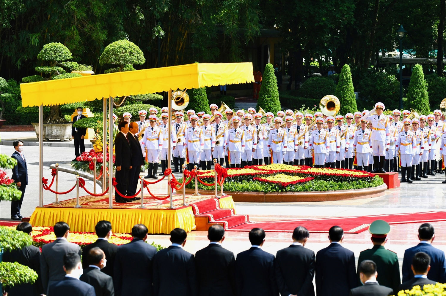 Quân nhạc cử quốc thiều hai nước - Ảnh: VGP/Nhật Bắc 