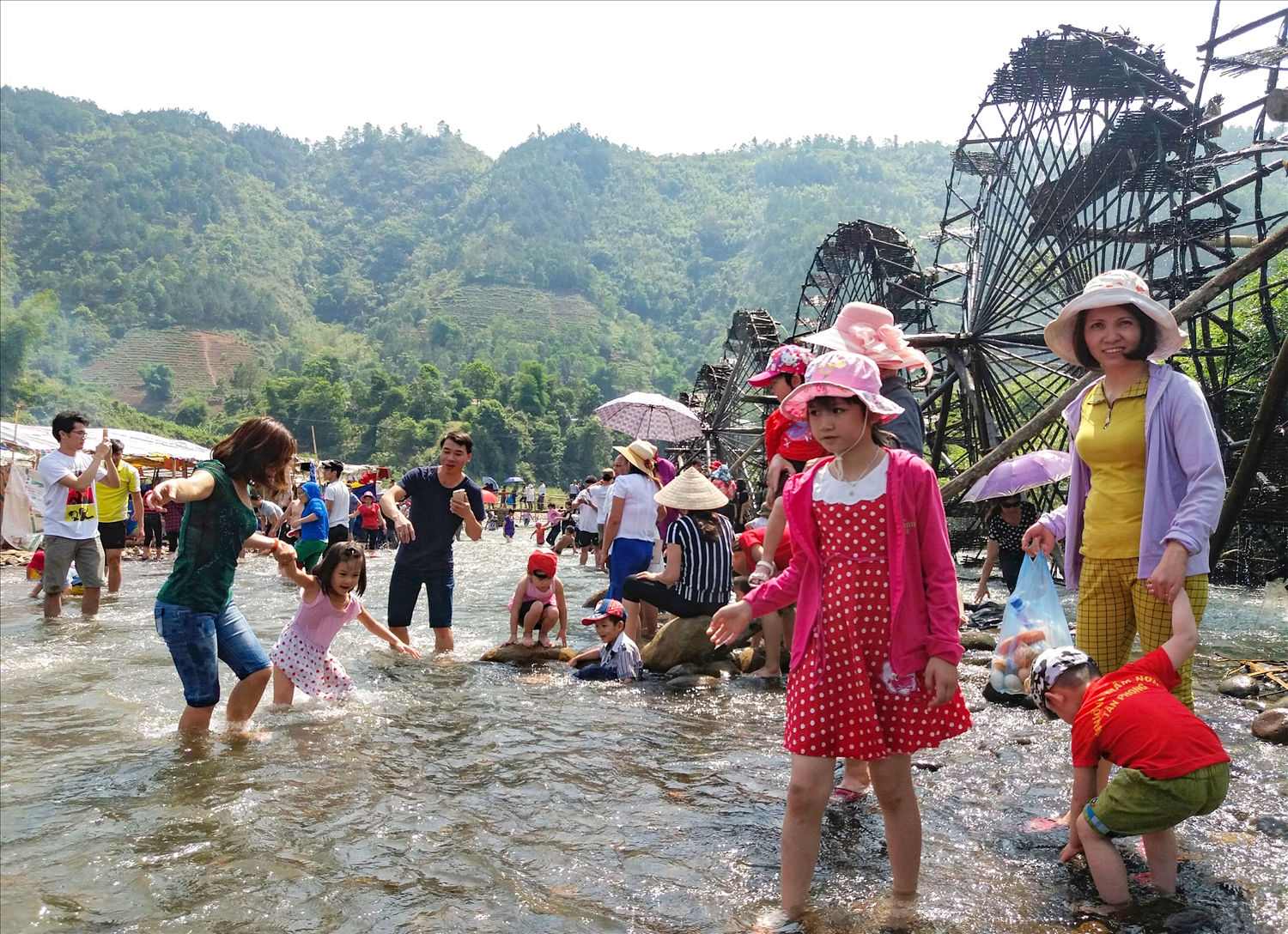 Dành thời gian đi chơi sẽ góp phần gắn kết các thành viên trong gia đình 