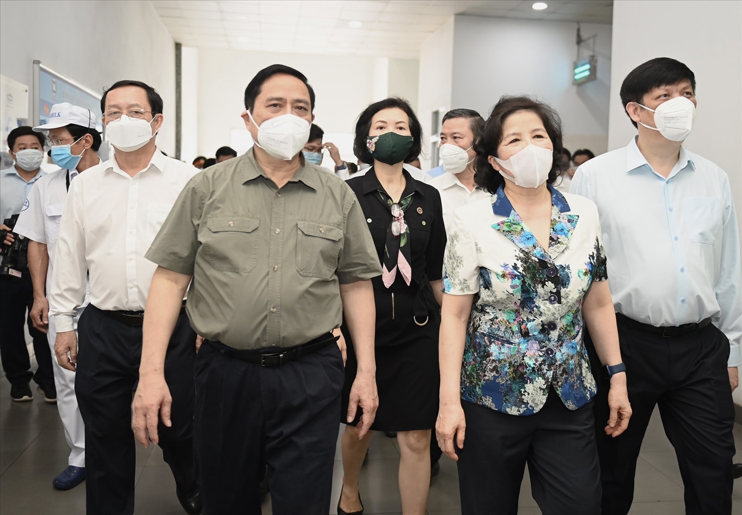 Thủ tướng Chính phủ Phạm Minh Chính cùng nhiều Bộ trưởng và các thành viên Chính phủ đến thăm và làm việc tại Nhà máy sữa Việt Nam của Vinamilk