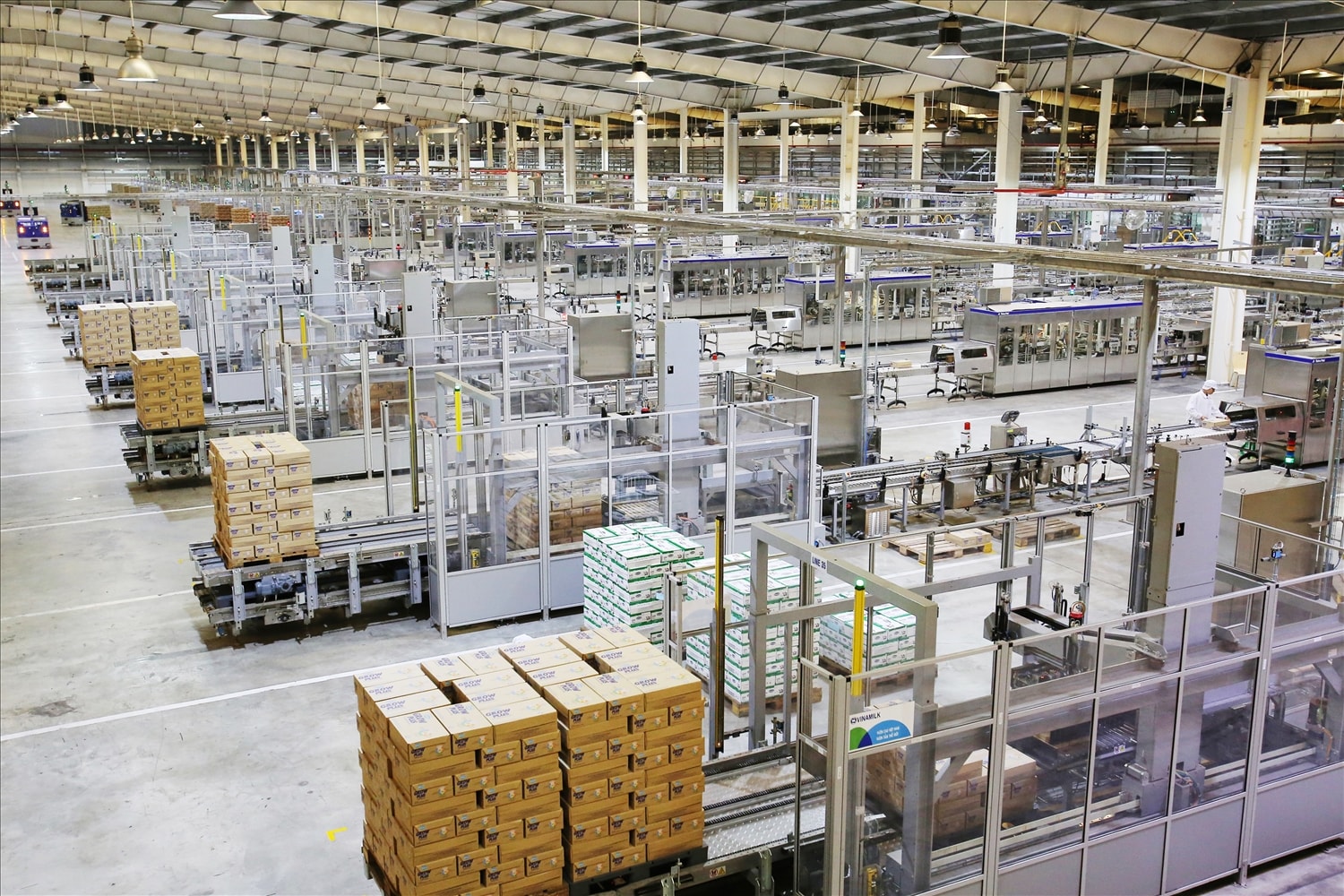 Nhà máy sữa Việt Nam ứng dụng công nghệ 4.0, có công suất lớn, hiện sản xuất hơn 800 triệu lít sữa/năm