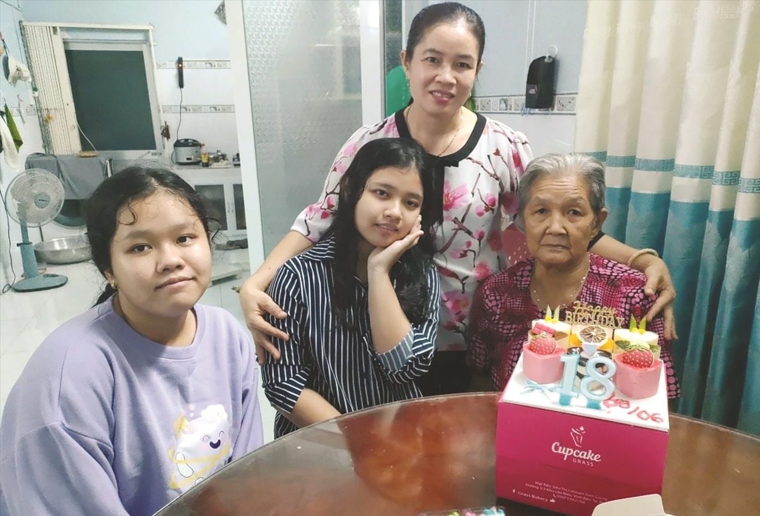 Anh Sang đi làm nhiệm vụ vắng nhà, chị Hạnh cùng mẹ và 2 con trong ngày sinh nhật mừng con gái tròn 18 tuổi, vào đầu tháng 6/2021 Anh Sang đi làm nhiệm vụ vắng nhà, chị Hạnh cùng mẹ và 2 con trong ngày sinh nhật mừng con gái tròn 18 tuổi, vào đầu tháng 6/2021