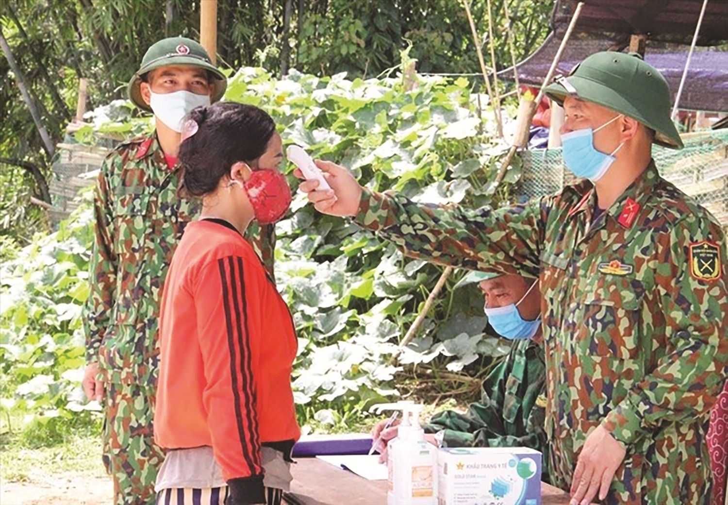 Chiến sĩ chốt số 2 thường xuyên tuyên truyền, hướng dẫn người dân xã Na Mèo thực hiện nghiêm các biện pháp phòng, chống đại dịch Covid-19
