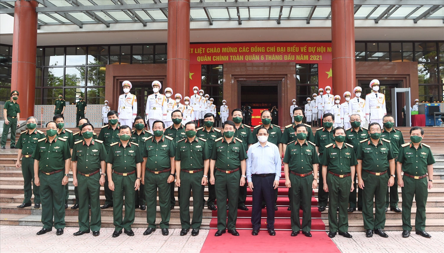 Thủ tướng Phạm Minh Chính và Bộ trưởng Bộ Quốc phòng Phan Văn Giang cùng các đại biểu dự hội nghị. - Ảnh: VGP/Nhật Bắc Thủ tướng Phạm Minh Chính và Bộ trưởng Bộ Quốc phòng Phan Văn Giang cùng các đại biểu dự hội nghị. - Ảnh: VGP/Nhật Bắc