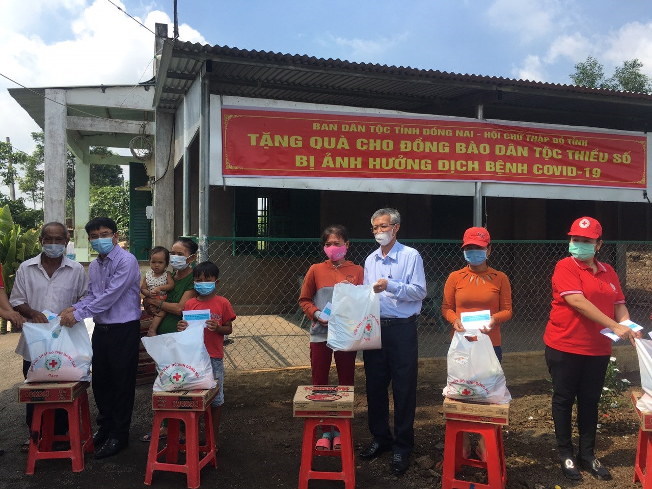 Lãnh đạo Ban Dân tộc tỉnh Đồng Nai và Hội Chữ thập đỏ tỉnh đến thăm, tặng quà cho đồng bào dân tộc Chơ Ro
