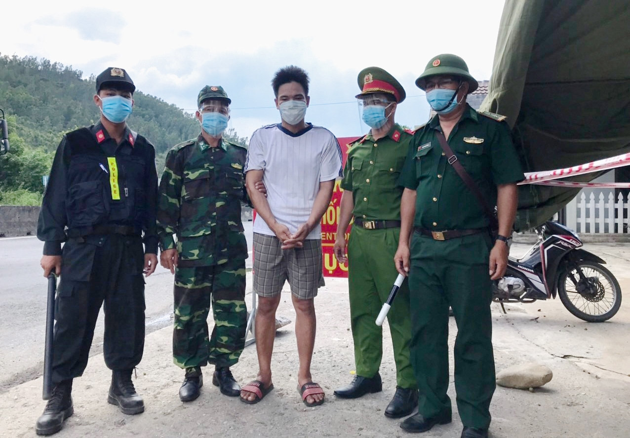 Lực lượng chức năng bắt giữ đối tượng vượt chốt kiểm dịch mua ma tuý