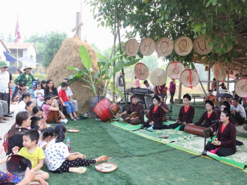 Không gian chợ quê thu hút rất nhiều du khách đặc biệt là trẻ nhỏ. Ảnh minh họa