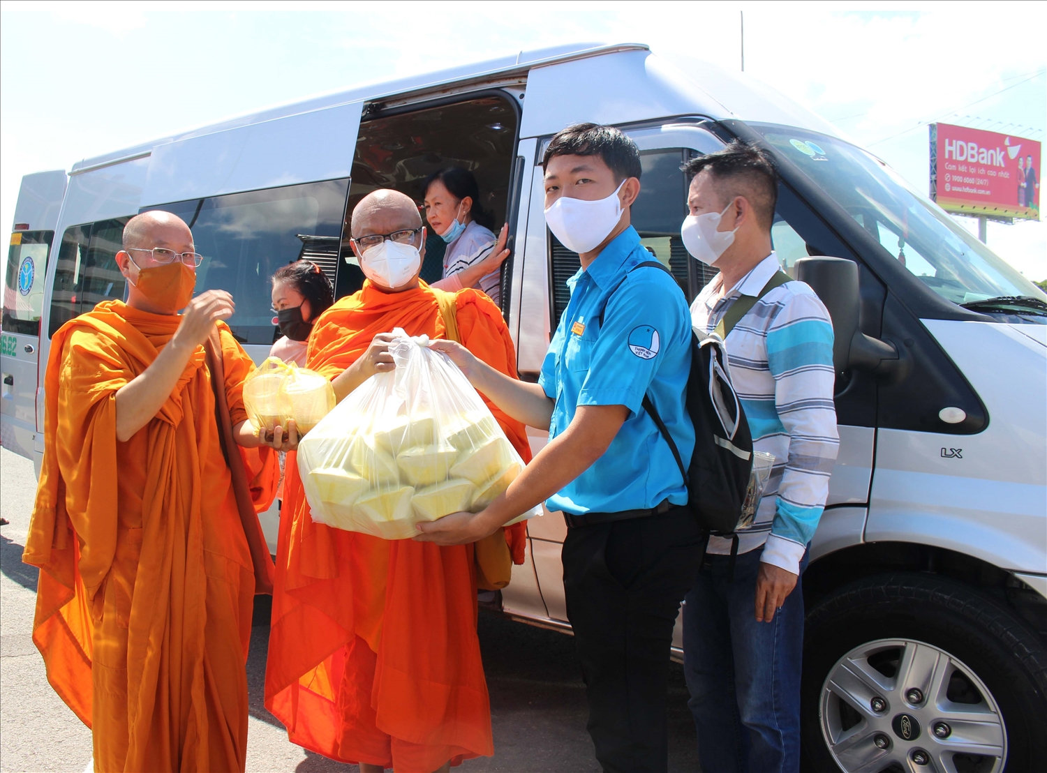 Các sư thầy trao tặng các nhu yếu phẩm cho chốt kiểm soát
