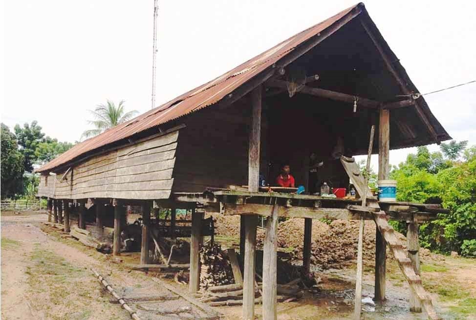 Nhà dài với chiếc cầu thang ngay đầu hồi của người Jrai ở Krông Pa. Ảnh: Ksor Nam