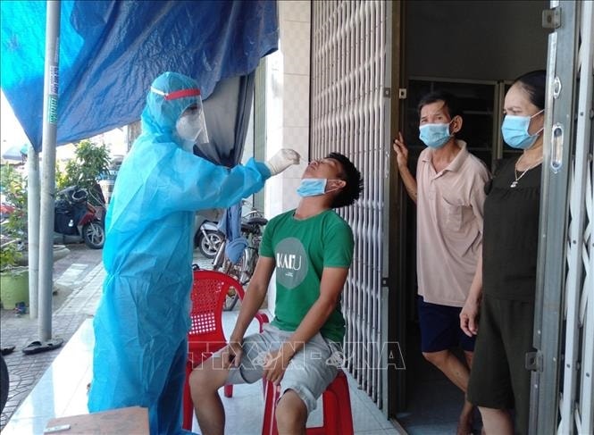 Lấy mẫu test nhanh cho người dân ở vùng có dịch COVID-19. Ảnh: TTXVN