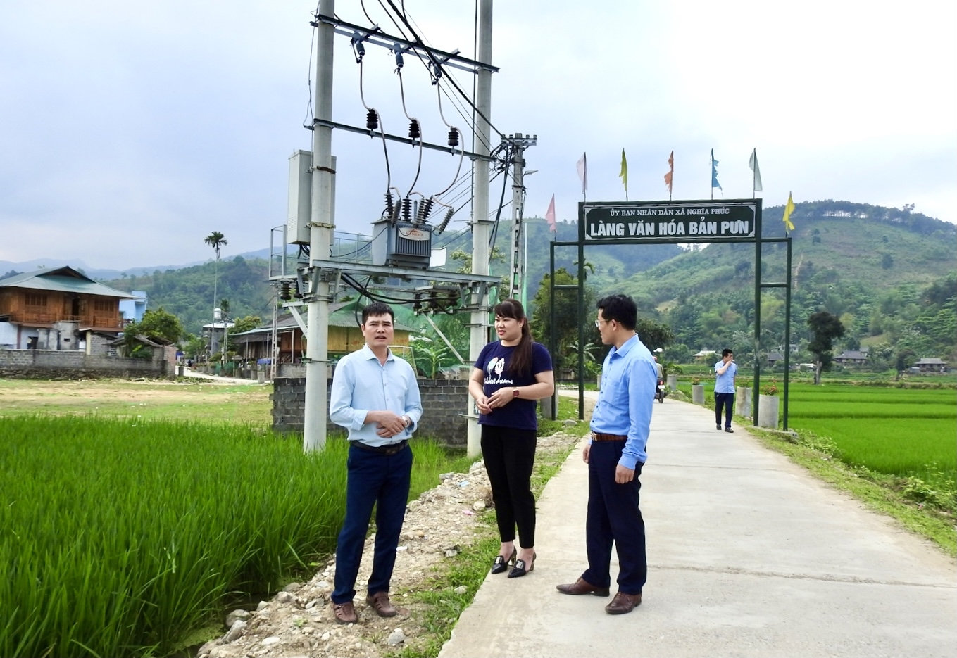 Chính quyền địa phương khảo sát con đường sắp được mở rộng thêm 3m so với tiêu chuẩn