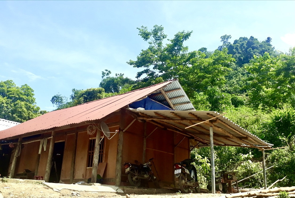 Ngôi nhà cũ gia đình ông Tiều đang ở có nguy cơ sạt lở cao từ quả đồi phía sau 