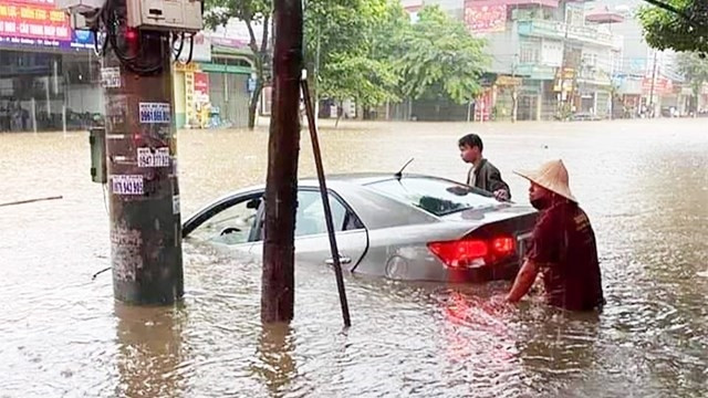 Tuyến đường cửa ngõ từ TP. Lào Cai đi H.Bát Xát tê liệt do mưa lớn ngập sâu trong sáng ngày 5/7/2021 Ảnh: Thanh Niên.