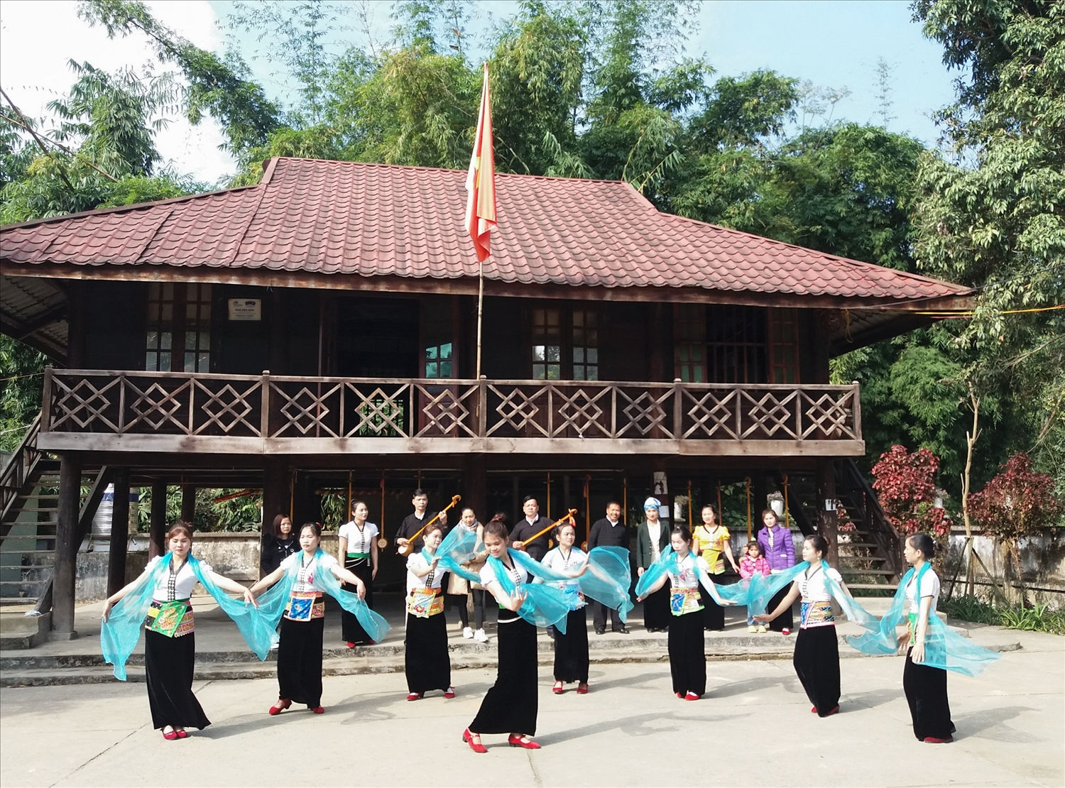 Một buổi luyện tập của Đội văn nghệ bản Vàng Pheo