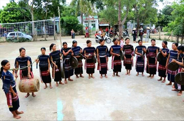 Cùng với đàn ông trong làng, phụ nữ làng Leng đã mang tới một làn gió mới cho văn hóa cồng chiêng của người Ba Na vùng Đông Trường Sơn. Ảnh: Thùy Dung