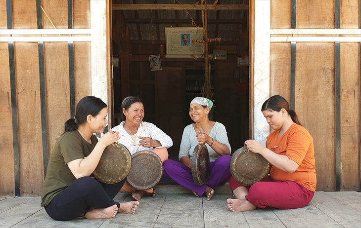 Sau những giờ lên nương, đội chiêng nữ làng Leng lại tập trung về nhà Rông làng để tập đánh chiêng. Ảnh: Thùy Dung