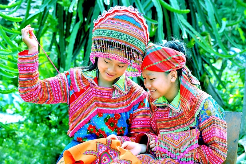 Thiếu nữ Mông Kiến Thiết (Yên Sơn) học thêu thùa. Ảnh: Quang Minh
