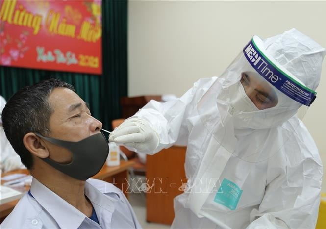 Lấy mẫu xét nghiệm cho người dân, sàng lọc ca mắc COVID-19. Ảnh: TTXVN