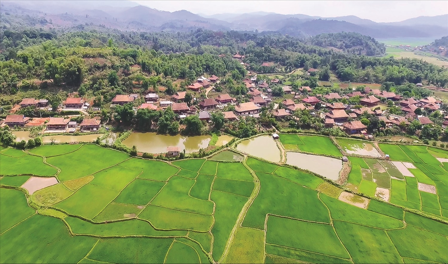 Bản Che Căn của người Thái Đen ở Điện Biên hiện nay cũng không còn nhiều nhà sàn còn giữ được biể tương Khau cút trên nóc mái nhà