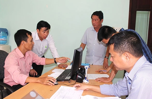 Kiểm tra hoạt động ứng dụng CNTT trong cải cách hành chính tại Bộ phận tiếp nhận và trả kết quả của UBND huyện Krông Bông (Ảnh chụp trước ngày 27/4/2021)