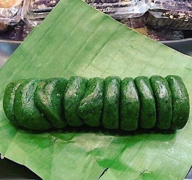 Bánh được bọc trong lá chuối đem hấp cách thủy sơ qua rồi mới thưởng thức. (Ảnh: meibunnyhouse)