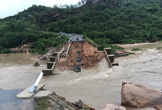 Cầu nối bán đảo Bình Lập (xã Cam Lập, TP Cam Ranh, tỉnh Khánh Hòa) bị sập khiến 300 hộ dân bị chia cắt. Ảnh minh họa