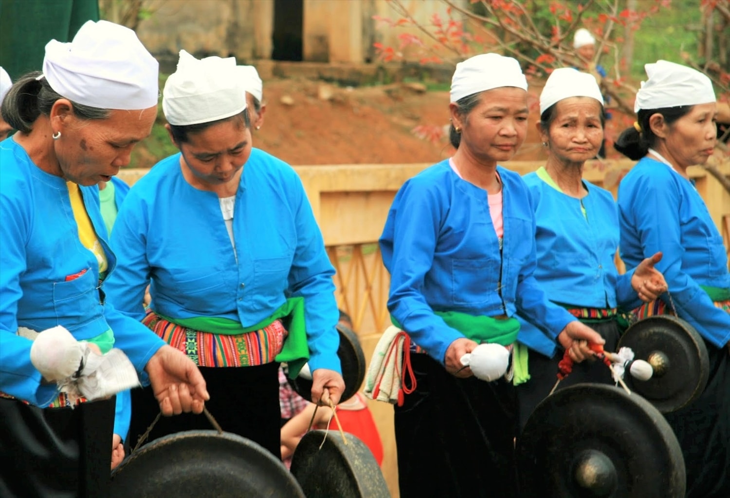 Màu sắc bộ trang phục phụ nữ Mường trang nhã, thể hiện tính cách của người phụ nữ Mường - chân thành, trầm lắng và tinh tế.  (Ảnh TL)