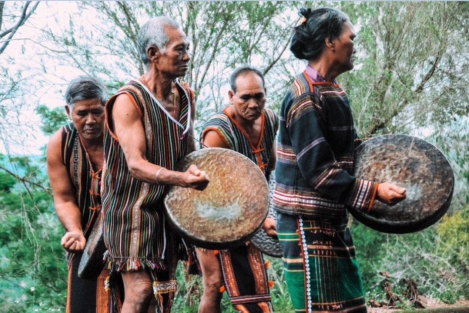 Diễn tấu cồng chiêng