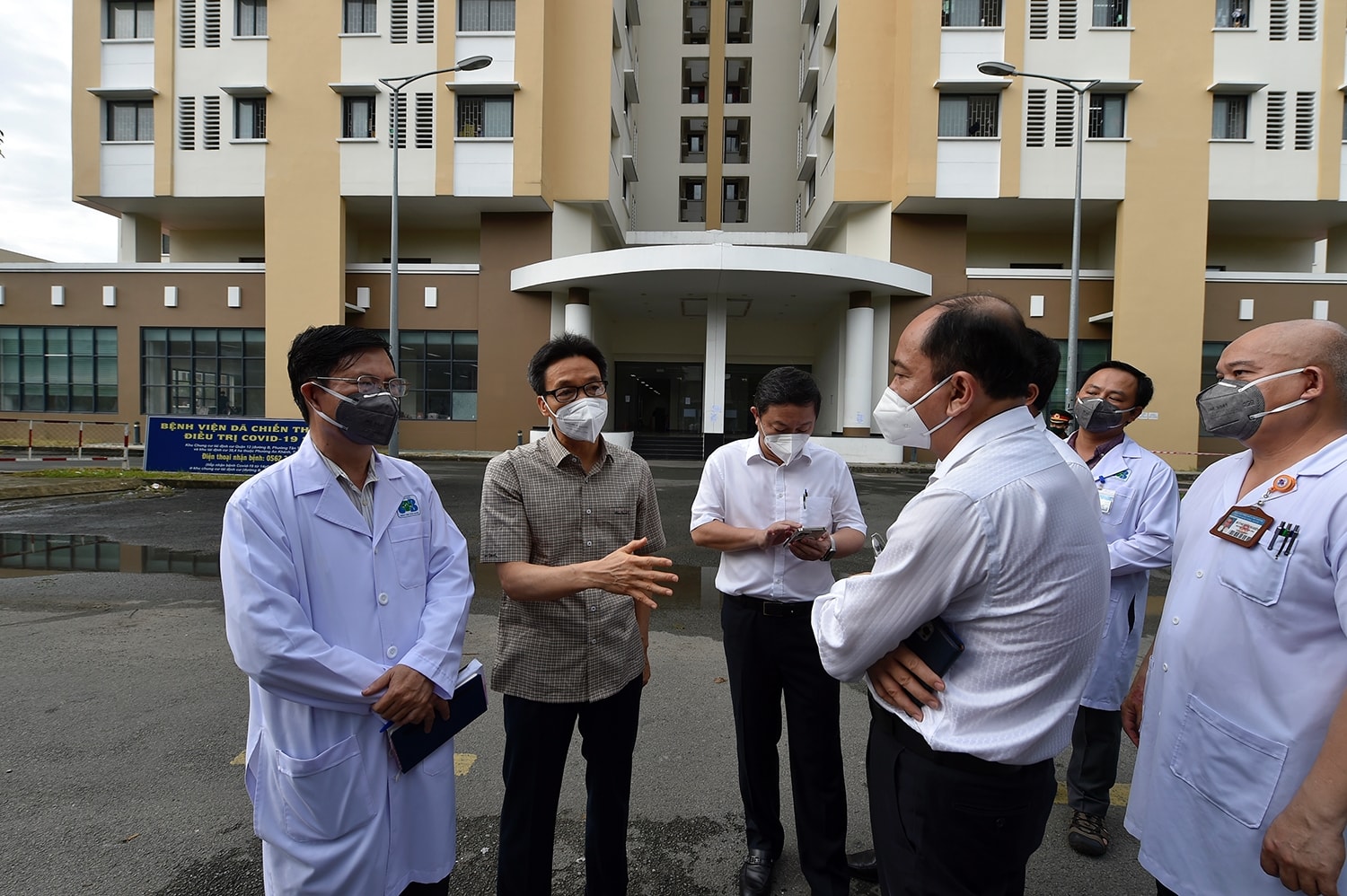 Phó Thủ tướng Vũ Đức Đam kiểm tra BV Dã chiến thu dung điều trị COVID-19 số 2 và trao đổi với lãnh đạo phụ trách BV. Ảnh: VGP/Đình Nam