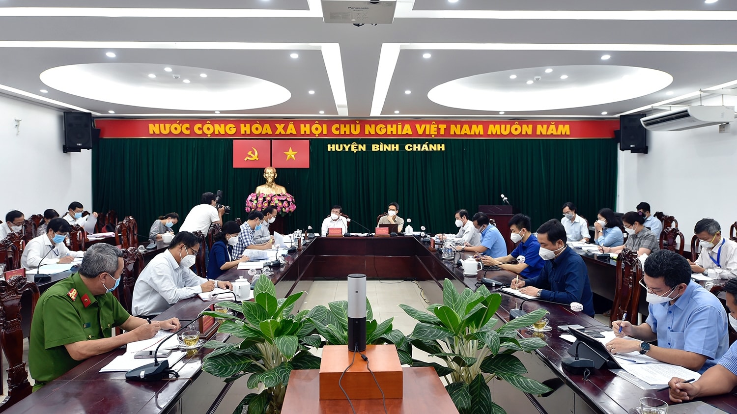 Phó Thủ tướng Vũ Đức Đam đề nghị trong thời gian giãn cách xã hội theo Chỉ thị 16/CT-TTg, TPHCM cũng phải hết sức chú ý thực hiện giải pháp, chính sách  đồng bộ bảo đảm đời sống, sinh hoạt cho người dân cả vật chất, lẫn tinh thần